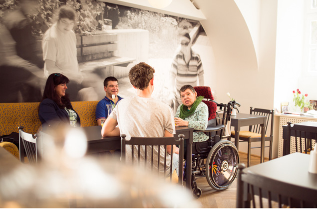 Schon Fur Sie Cafe Viele Leute Und Radhaus Fahrradverleih Besondere Menschen